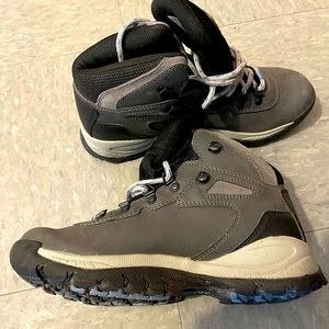 Columbia hiking boots size 8